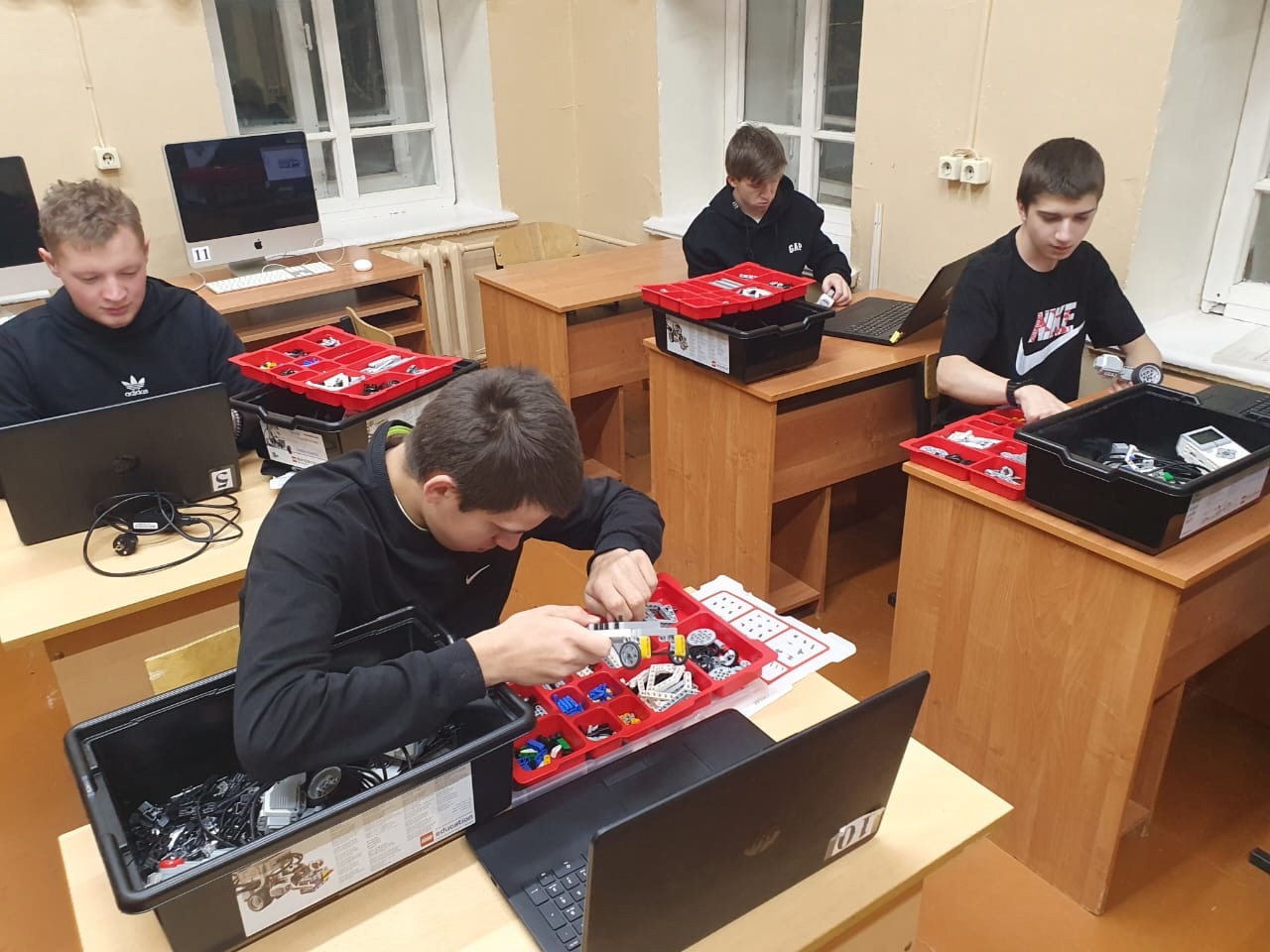 На занятии робототехникой